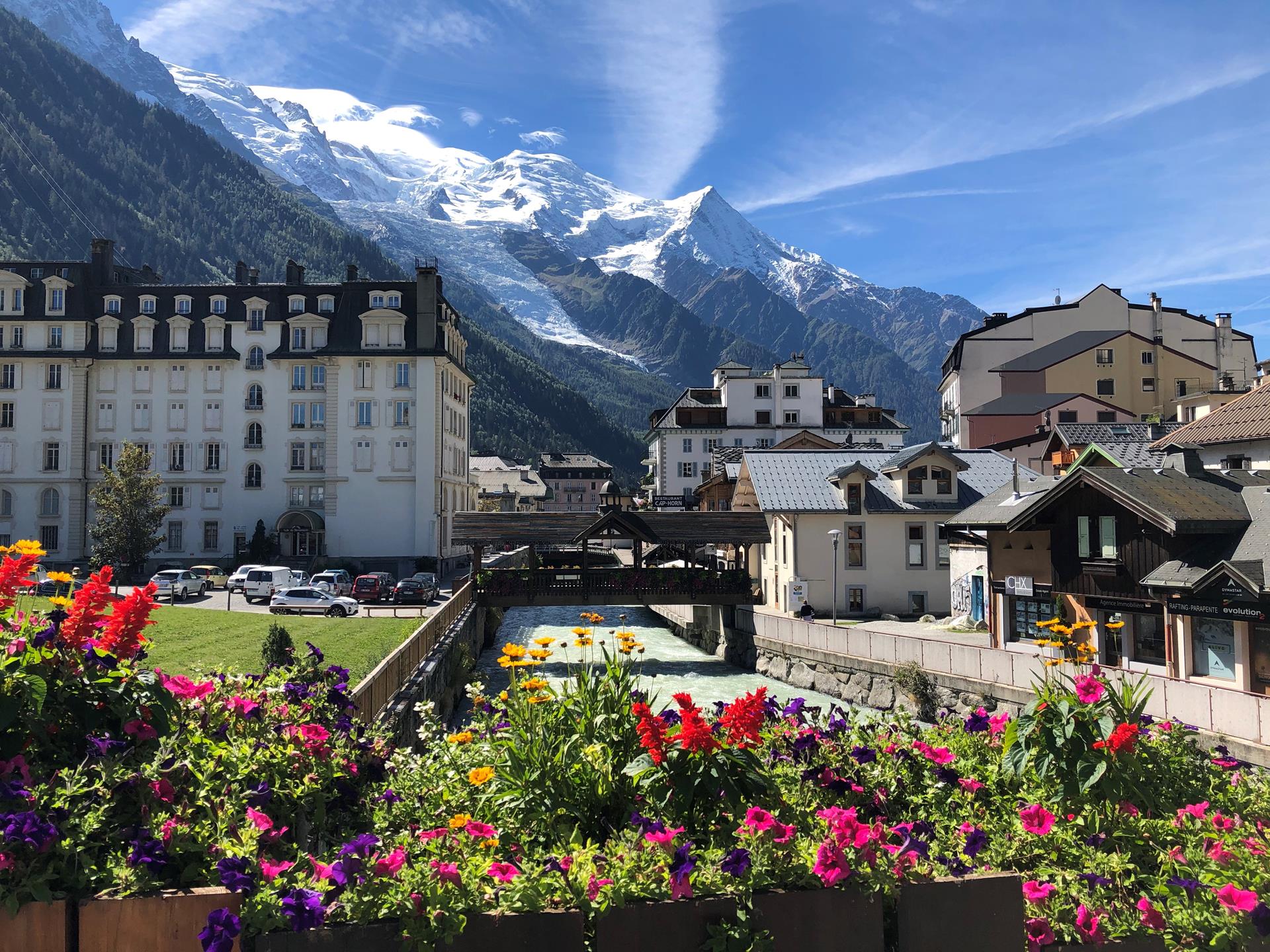 Vue sur le village de Chamonix et le massif du Mont-Blanc, ses différents quartiers dans la vallée